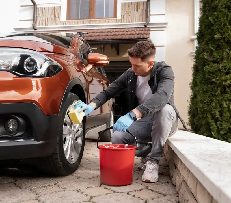 Lavage auto à domicile Marcilly-en-Bassigny : professionnel intervenant sur un véhicule